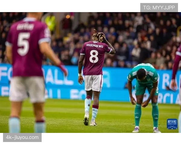 特写:大雨中,伯恩利小球迷为客队利物浦球员撑起雨伞